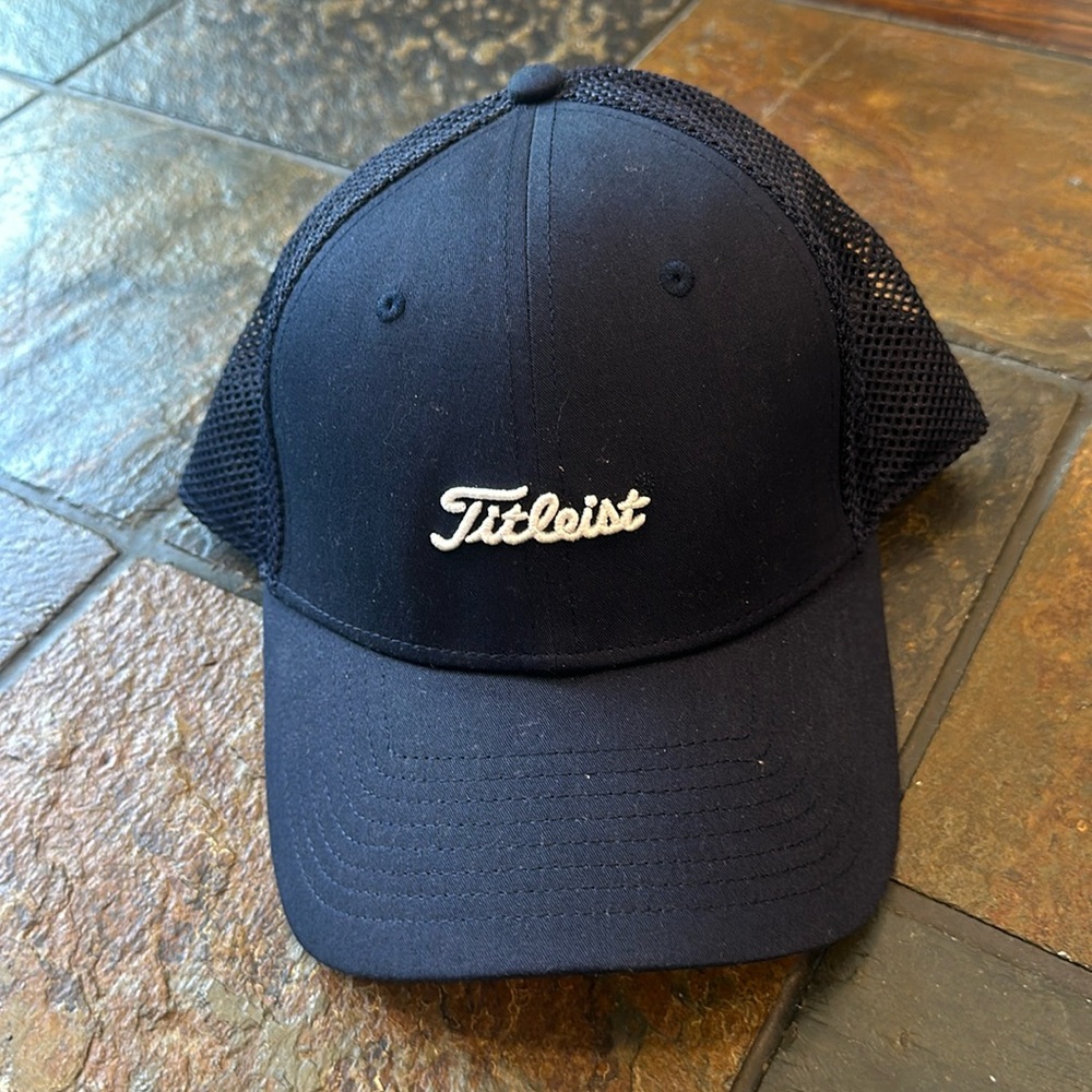 Mens titleist golf performance hat, navy, barely worn, like new